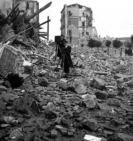 I fotografi immortalano la catastrofe (Archivio Farabola)