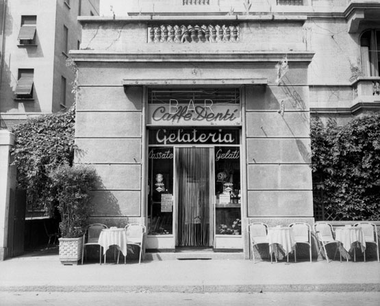 Un bar gelateria di Milano (Archivio Farabola)