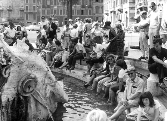 I turisti si rinfrescano nella fontana di piazza di Spagna a Roma (Archivio Farabola)