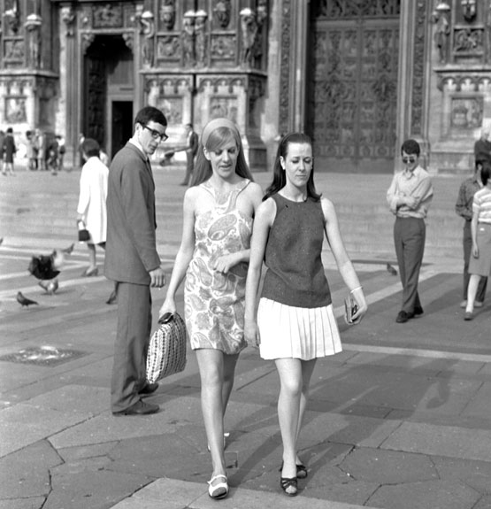 Due turiste passeggiano per piazza Duomo a Milano (Archivio Farabola)