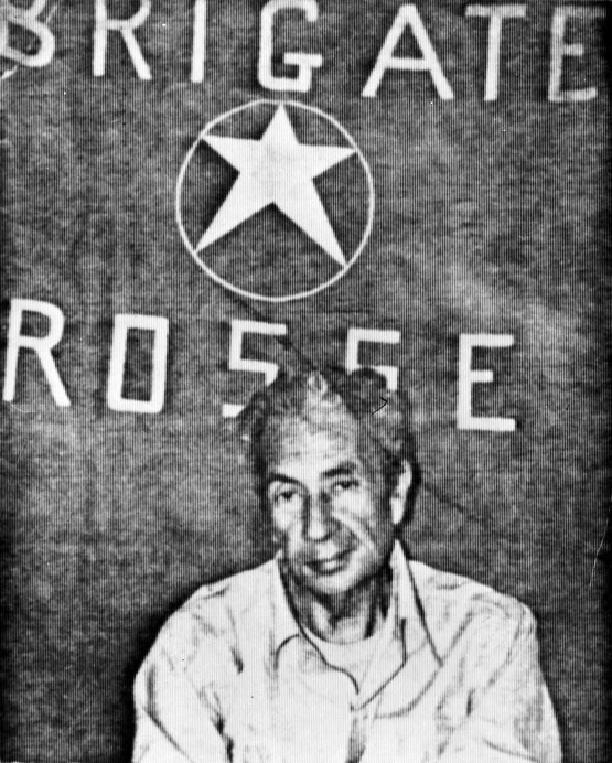 La prima foto di Aldo Moro prigioniero, diffusa dalle Br il 18 marzo (Archivio Farabola)