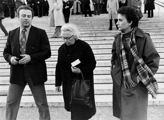 La moglie di Aldo Moro, Eleonora (al centro), con una delle figlie (Archivio Farabola)