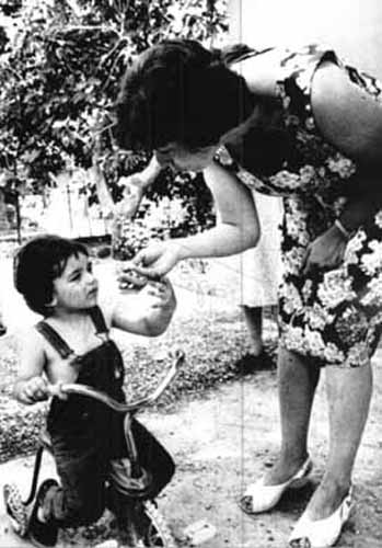 14 giugno 1981: Francesca Bizzarri, la madre di Alfredino Rampi, con il figlio minore Riccardo (Ap)