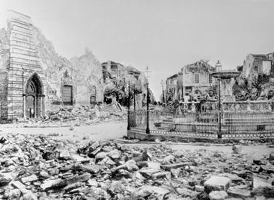 Piazza del Duomo e via 1° settembre distrutte dal terremoto (Archivio Farabola)