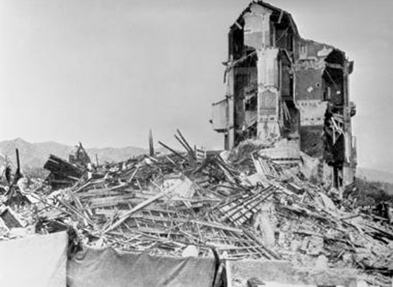 Le case distrutte di via Colapesce a Messina (Archivio Farabola)