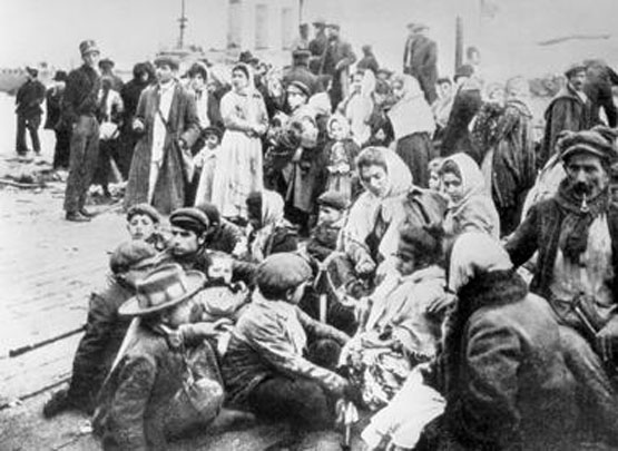 Un gruppo di sopravvissuti in attesa di imbarcarsi per Villa San Giovanni(Archivio Farabola)