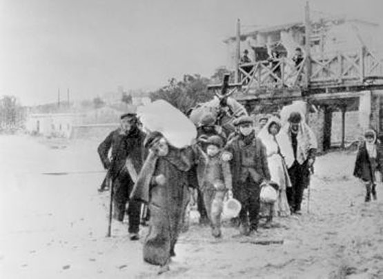 Un gruppo di superstiti (Archivio Farabola)