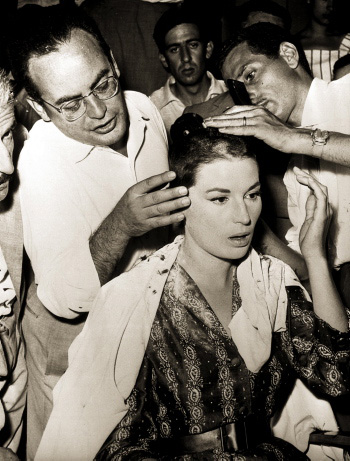 Silvana Mangano al taglio dei capelli per il film Jovanka e le altre (Archivio Farabola))