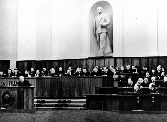 Mosca. Congresso del Pcus all’insegna del rapporto di Nikita Kruscev che accusa Stalin (Archivio Farabola)