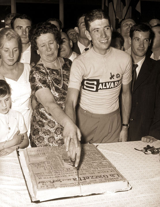 Felice Gimondi, vincitore del Tour de France, festeggia con la madre e gli amici al rientro in Italia (Archivio Farabola)