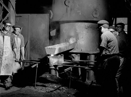 Gli operai al lavoro in una fonderia (Archivio Farabola)