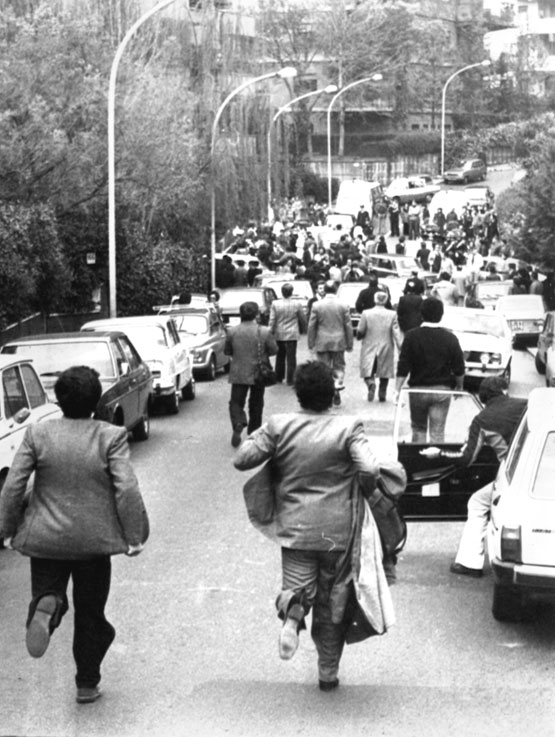 La folla accorre in via Fani per capire cosa è successo (Ansa)