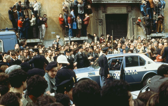 La gente si accalca davanti alla sede della Dc