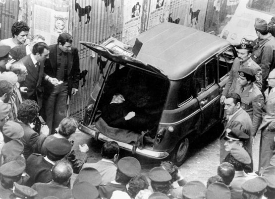 Il corpo di Aldo Mori nella Renault 4 amaranto parcheggiata in via Caetani (Archivio Farabola)