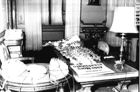 Lo studio di Aldo Moro nella sede della Dc. Appena saputa la notizia del ritrovamento del cadavere sono stati deposti mazzi di fiori sulla scrivania. (Ansa) 