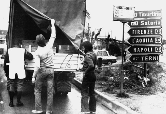 Un posto di blocco sulla Flaminia (Ansa)