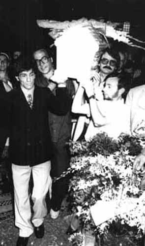 15 luglio 1981: Angelo Licheri, sulla sinistra, e Donato Caruso, sulla destra, due degli uomini che hanno tentato di salvare la vita di Alfredino calandosi nel pozzo, trasportano la bara del bambino durante il funerale (Ap)