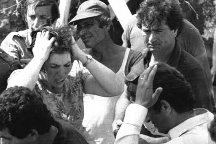 12 giugno 1981: gesto di stanchezza e disperazione della madre di Alfredino Rampi, ancora intrappolato nel pozzo (Ansa)