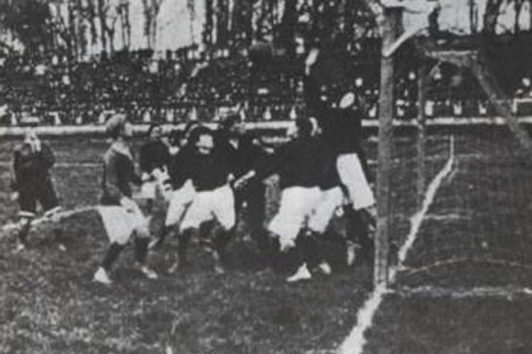 Maggio 1906: il Milan vince il secondo scudetto. Nella foto, un momento di gioco durante una partita