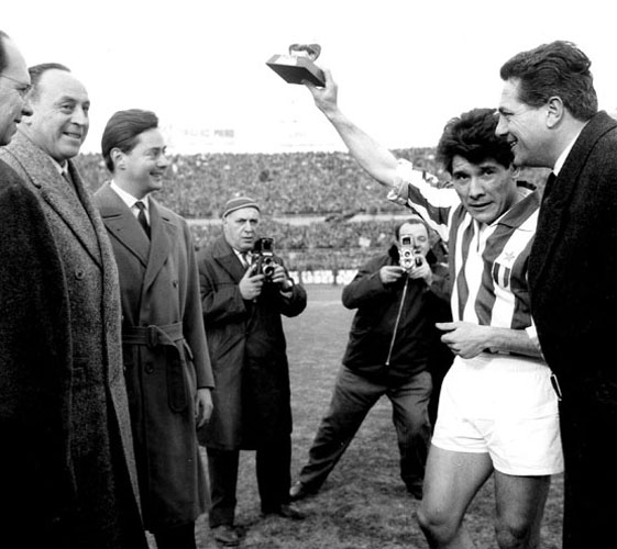 14 febbraio 1962: Sivori mostra il Pallone d’oro ai tifosi del Comunale prima della sconfitta 1-0 contro il Real Madrid nell’andata dei quarti di finale di Coppa dei Campioni (Archivio Farabola)