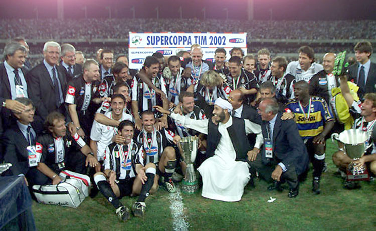 25 agosto 2002: la Juventus festeggia la Supercoppa con Saadi Al Gheddafi (Archivio Farabola)
