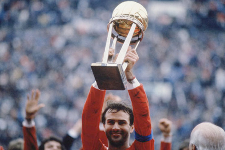8 dicembre 1985: Antonio Cabrini solleva la Coppa Intercontinentale vinta a Tokyo (Archivio Farabola)