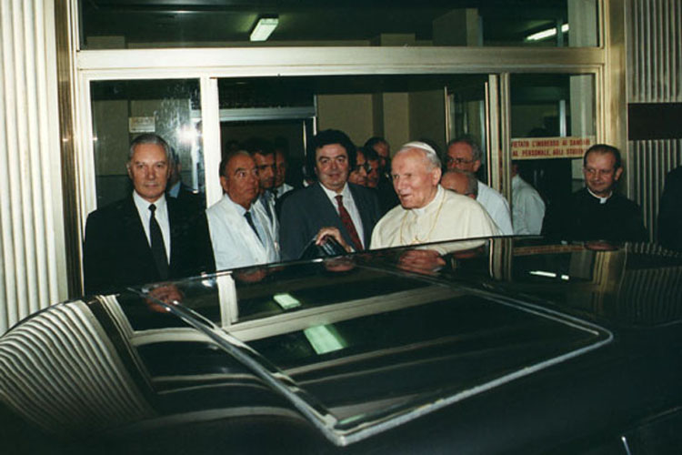 Giovanni Paolo II viene dimesso dall’ospedale (Archivio Farabola)