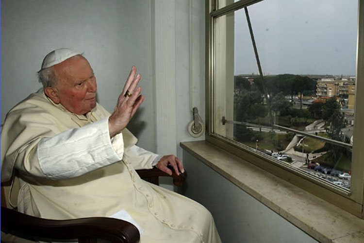 Il Papa saluta i fedeli radunati nel piazzale dell’ospedale (Archivio Farabola)