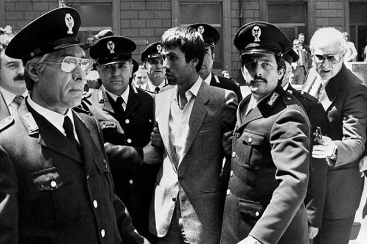 L’attentatore Mehmet Alì Agca, subito catturato dai poliziotti, viene portato alla Questura di Roma (Archivio Farabola)