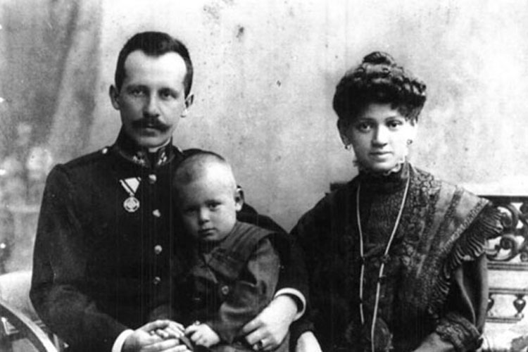 La mamma Emilia Kaczorowska, il papà Karol e il fratello Edmund (Ansa)