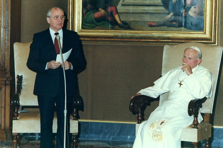 Gorbaciov e Giovanni Paolo II (Archivio Farabola)