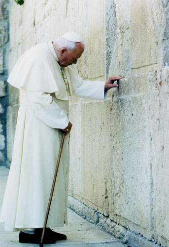Papa Wojtyla a Gerusalemme davanti al Muro del Pianto (Archivio Farabola)