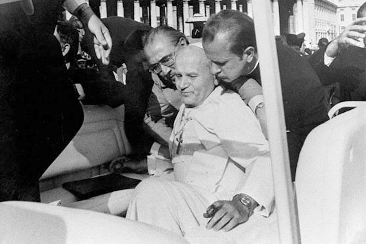 Papa Giovanni Paolo II, subito dopo essere stato colpito, si accascia nella vettura tra le braccia del suo segretario, il polacco Don Stanislaw Dziwisz, e del cameriere personale Angelo Gugel (in borghese con gli occhiali) (Archivio Farabola)