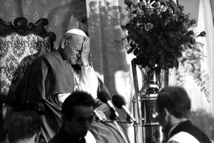 Papa Giovanni Paolo II mentre si asciuga le lacrime durante la messa pontificale svoltasi a Cracovia (Archivio Farabola)