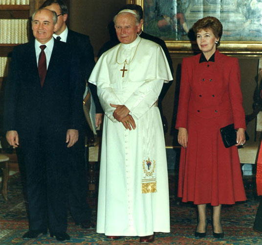 Il Papa con Mikhail Gorbaciov e la moglie Raissa in Vaticano (Archivio Farabola)