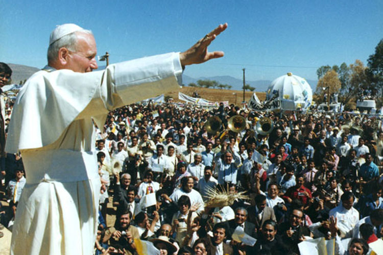 Papa Giovanni Paolo II, in visita in Messico, saluta la folla che lo accoglie (Archivio Farabola)