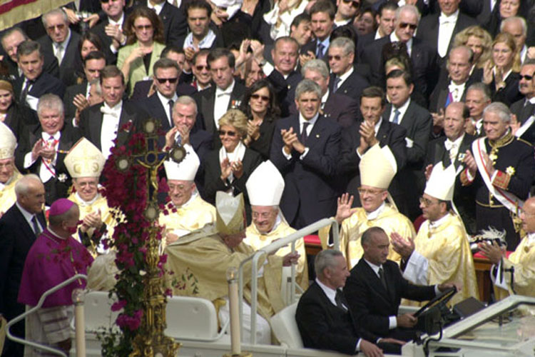 Canonizzazione del beato Josemaria Escrivà De Balaguer presieduta da papa Giovanni Paolo II (Archivio Farabola)