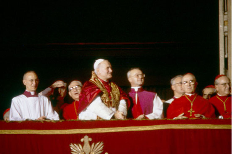 Karol Wojtyla sul balcone di Piazza San Pietro dopo essere stato eletto Papa (Archivio Farabola)