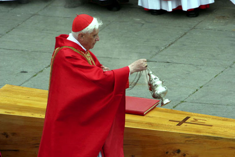 Il cardinale Joseph Ratzinger benedice la bara di Giovanni Paolo II (Archivio Farabola)
