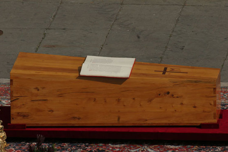 La bara di Giovanni Paolo II (Archivio Farabola)