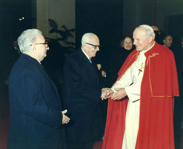 Papa Giovanni Paolo II incontra Giovanni Leone e Sandro Pertini al Quirinale (Archivio Farabola)
