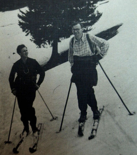 Karol Wojtyla in gita sulle montagne per sciare (Archivio Farabola)