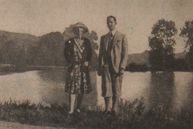 Un’istantanea del Maria José di Belgio e del principe ereditario Umberto di Savoia nel giorno del loro fidanzamento in Belgio (Domenica del Corriere)