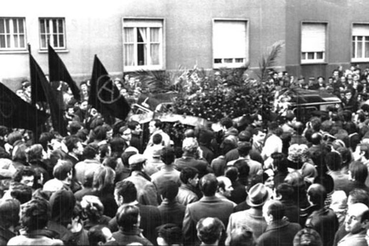 Milano, 20 dicembre 1969. I funerali di Giuseppe Pinelli al cimitero Maggiore (Ansa)